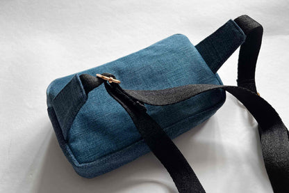 Rückseite der modernen Hipbag zum Umhängen aus Jeansupcycling mit goldenem Reisverschluss von jeff every piece a friend
