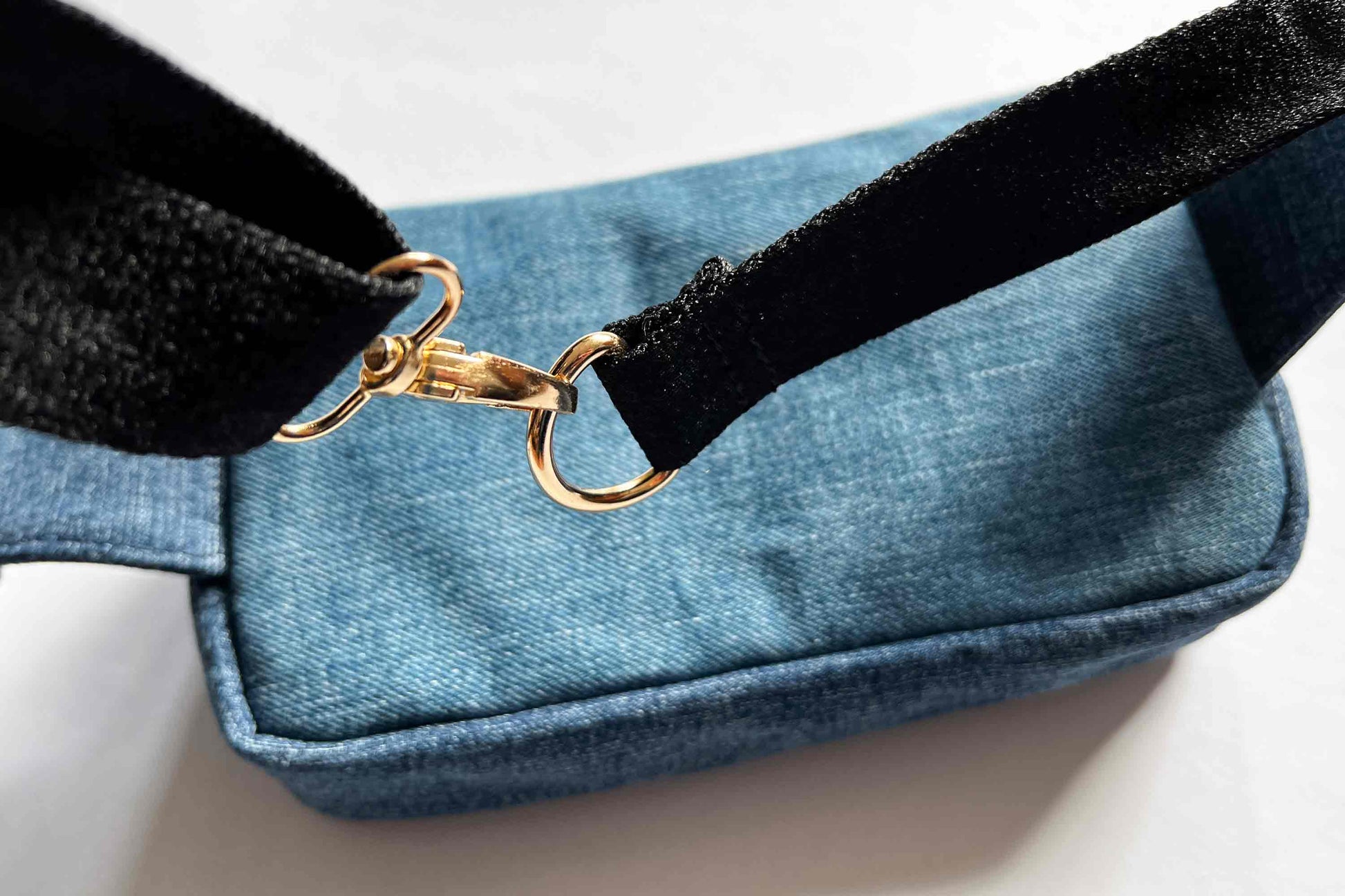 Detailansicht Verschluss der stylischen Hipbag aus Jeansupcycling mit goldenem Reisverschluss von jeff every piece a friend