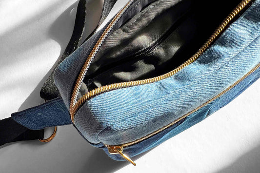 Einsicht ins Innenleben der stylischen Hipbag aus Jeansupcycling mit goldenem Reisverschluss von jeff every piece a friend