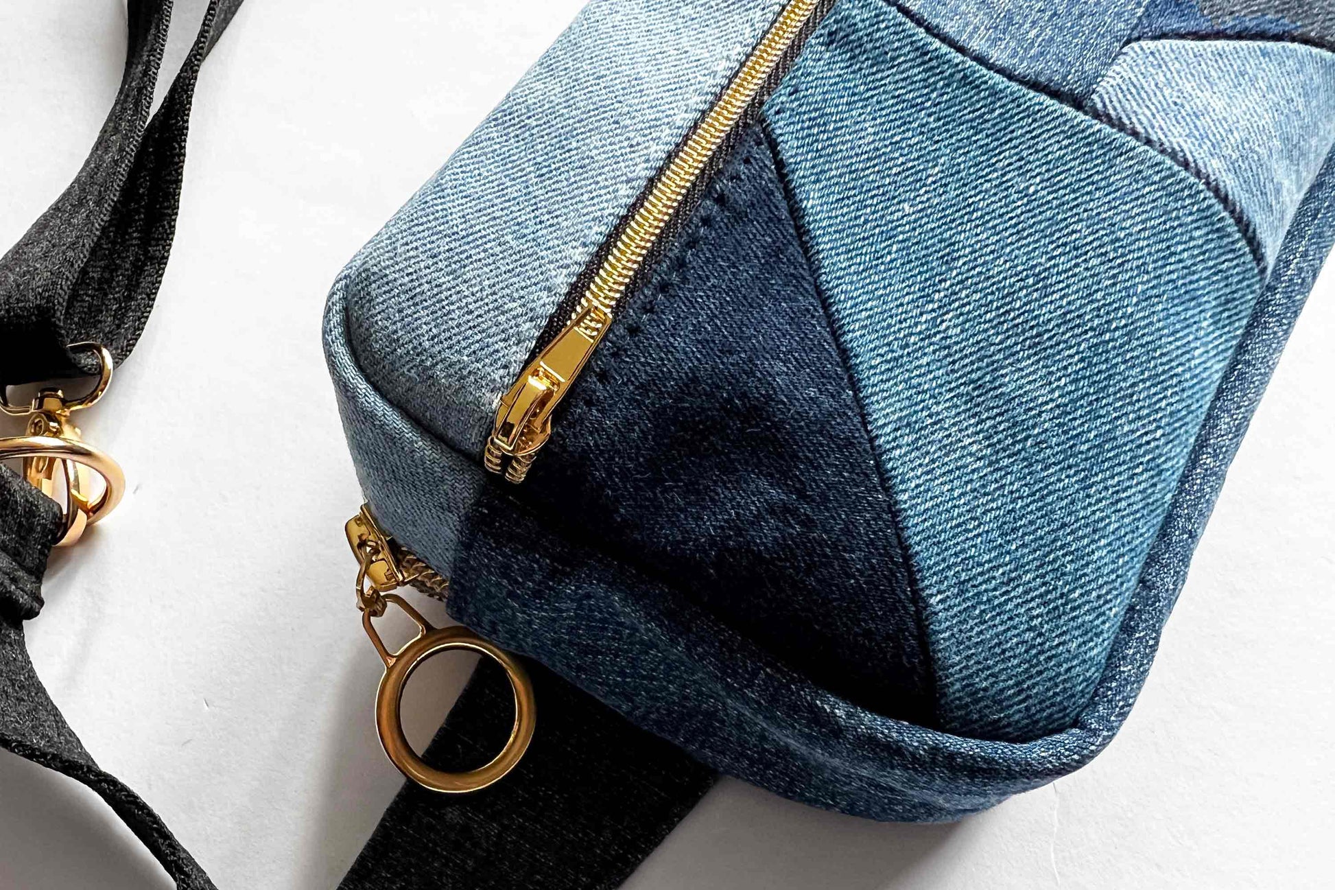 Close up coole Hipbag aus Jeansupcycling mit goldenem Reisverschluss von jeff every piece a friend