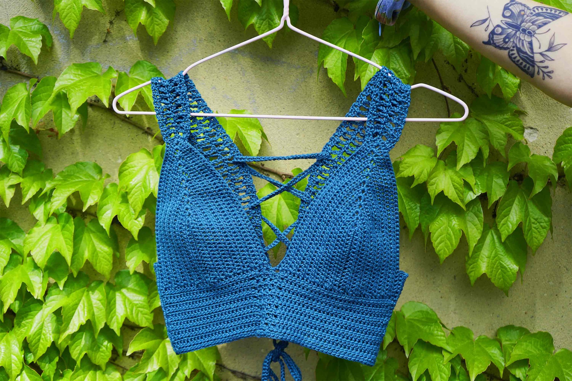 Blaues Häkeltop YAEL für den Sommer, aus Wolle aus zweiter Hand 