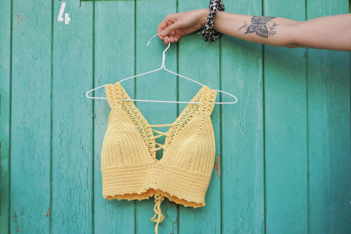 Gelbes Häkeltop YAEL, aus Wolle aus zweiter Hand und Scrunchie mit Tigermuster aus Upcycling-Material von jeff every piece a friend