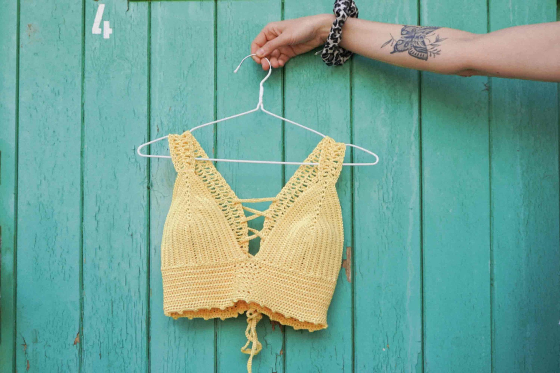Gelbes Häkeltop YAEL, aus Wolle aus zweiter Hand und Scrunchie mit Tigermuster aus Upcycling-Material von jeff every piece a friend