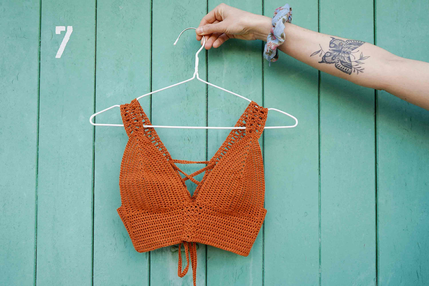 Oranges Häkeltop YAEL, gehäkelt aus Wolle aus zweiter Hand und Scrunchie Trulla aus Jeans-upcycling von jeff every piece a friend