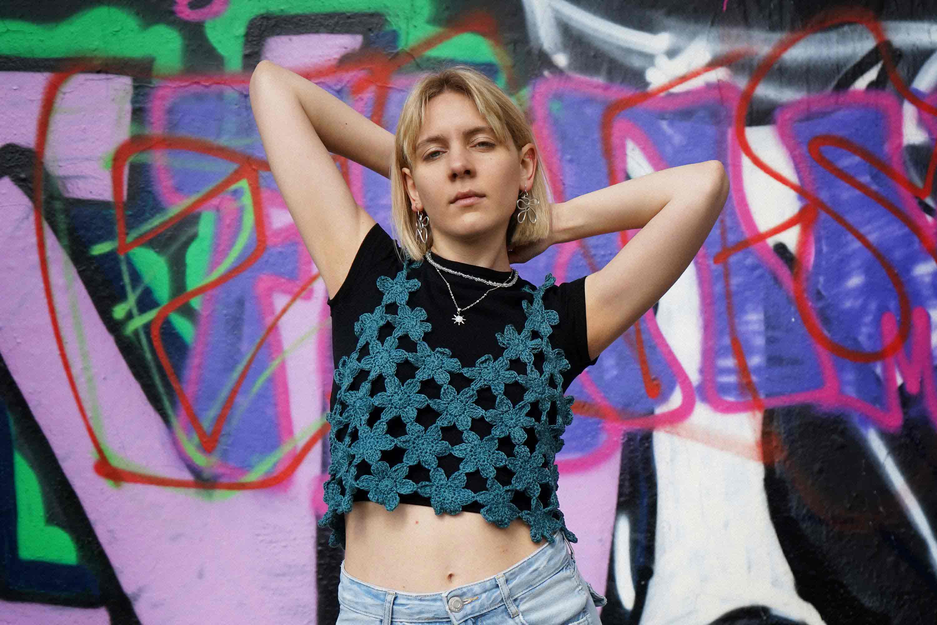 Blonde Frau trägt blaues Häkeltop FLORA 