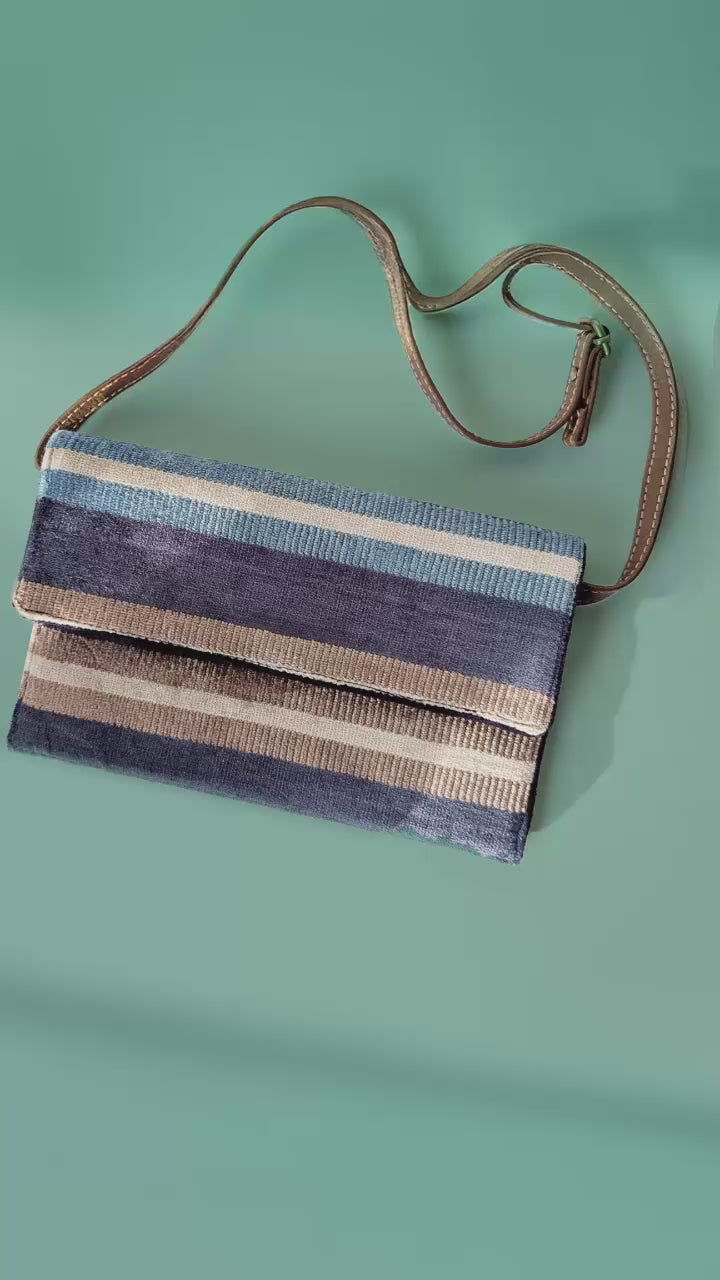 Stop Motion Video wie Dinge aus der blau, gelb, beigen Clutch DANA, zum Umhängen, rauskommen